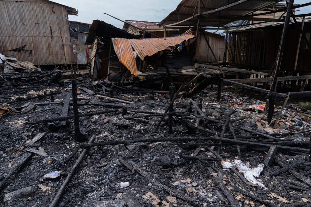 La Alcaldía Distrital de Buenaventura hizo presencia en el barrio San José luego de incendio que consumió 7 viviendas