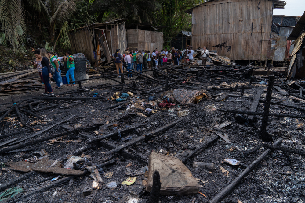 La Alcaldía Distrital de Buenaventura hizo presencia en el barrio San José luego de incendio que consumió 7 viviendas