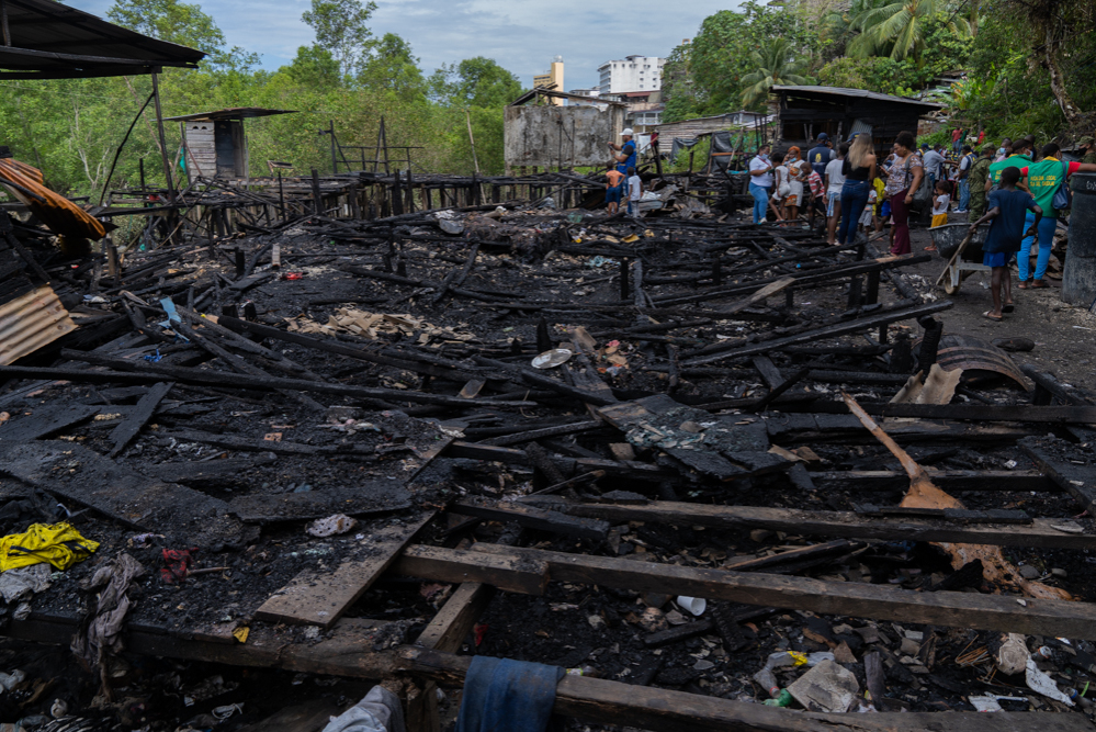 La Alcaldía Distrital de Buenaventura hizo presencia en el barrio San José luego de incendio que consumió 7 viviendas