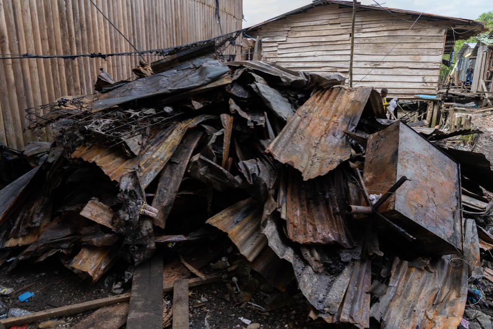 La Alcaldía Distrital de Buenaventura hizo presencia en el barrio San José luego de incendio que consumió 7 viviendas