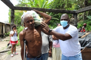 Familias damnificadas por el incendio en el barrio San José recibieron ayudas por parte de la Alcaldía Distrital y la Sociedad Portuaria Buenaventura 