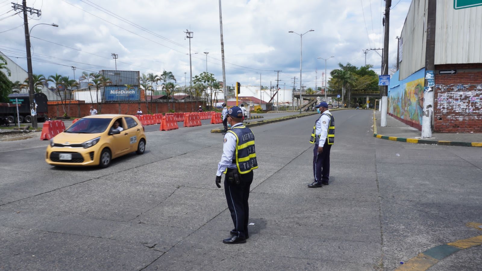 Agentes de Tránsito trabajan en puntos críticos de Buenaventura para mejorar movilidad en contra flujos