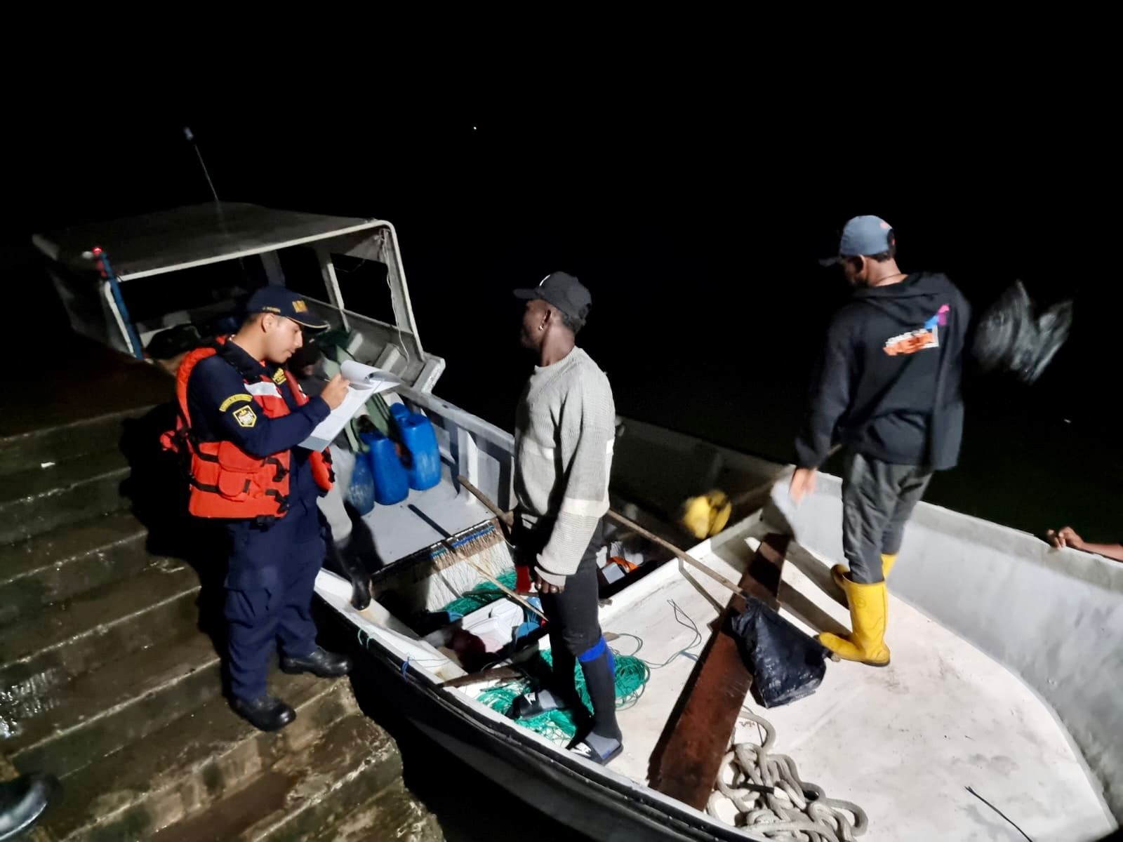 Fueron rescatados tres pescadores que llevaban cuatro días a la deriva en el océano pacífico frente a la costa de Nariño 