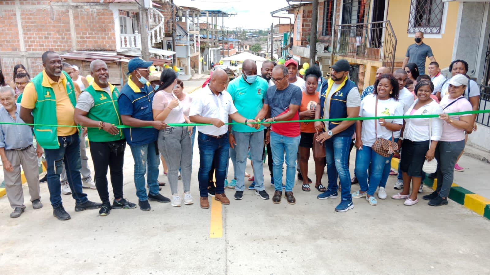 Se entregó primera parte de la pavimentación de calle principal del barrio La Campiña en Buenaventura