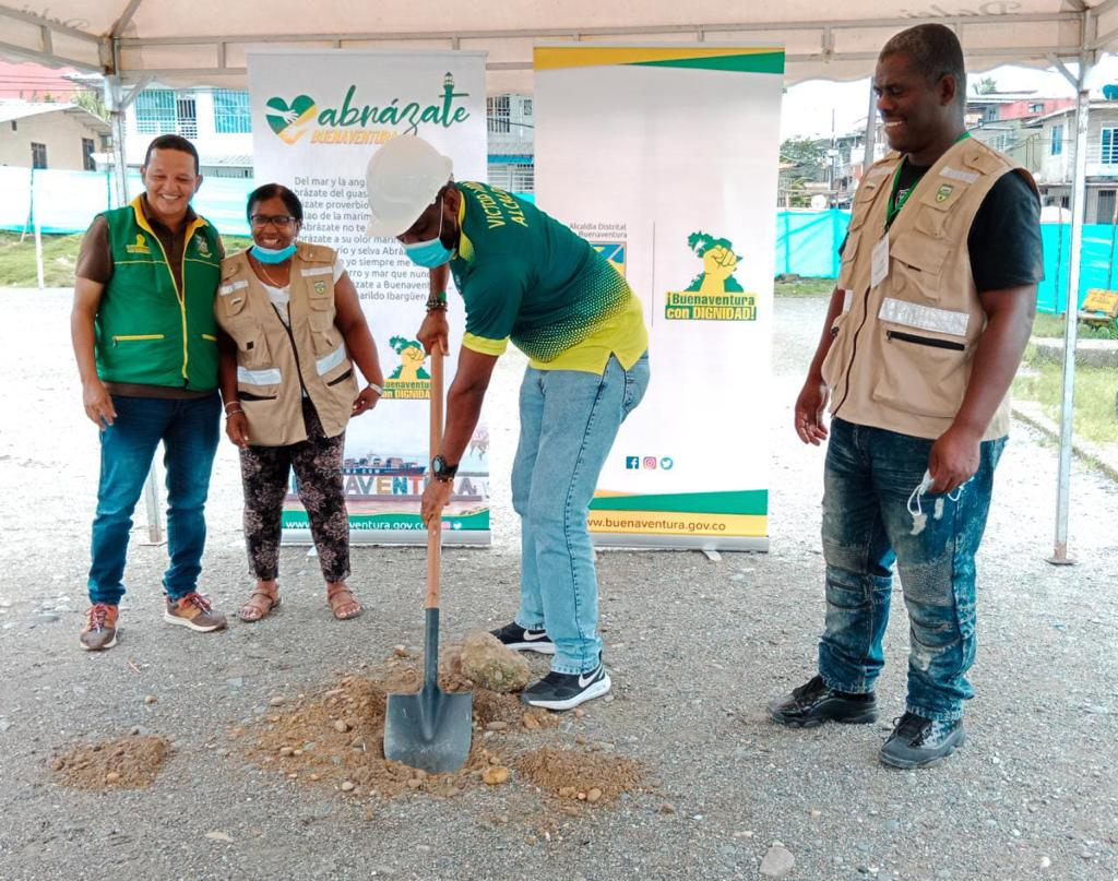 Trece barrios de Buenaventura se beneficiarán con la remodelación de la cancha del barrio Bolívar 