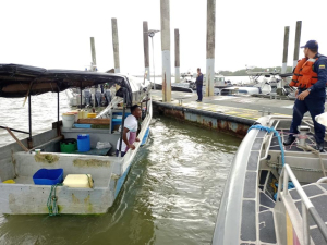 Rescatados tres pescadores luego de varios días a la deriva en el mar