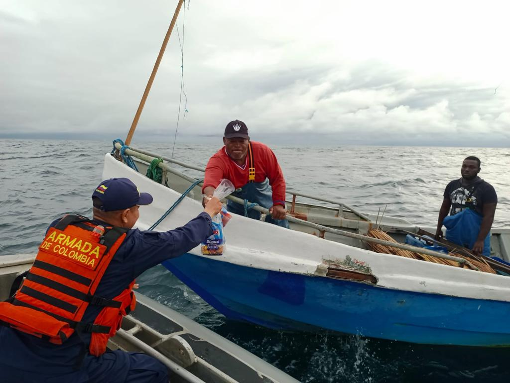 Rescatados tres pescadores luego de varios días a la deriva en el mar