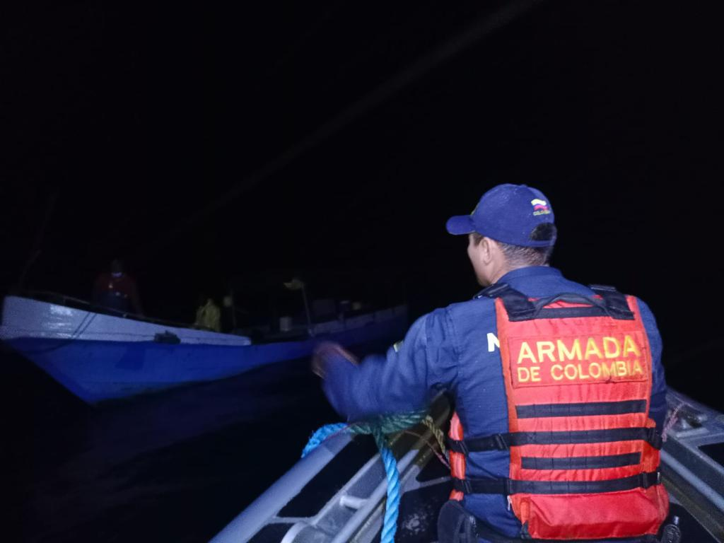 Rescatados tres pescadores luego de varios días a la deriva en el mar