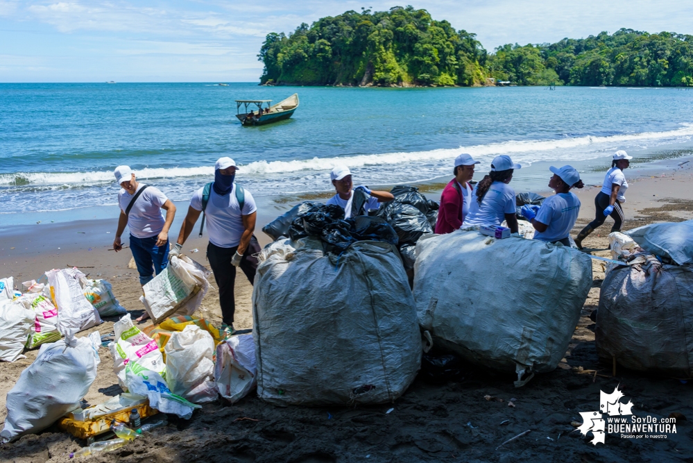 Se realizó con éxito una jornada de limpieza de la playa San Pedro con Asogesampa y Cempre