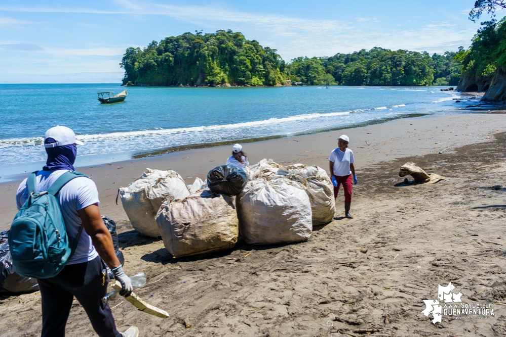 Se realizó con éxito una jornada de limpieza de la playa San Pedro con Asogesampa y Cempre