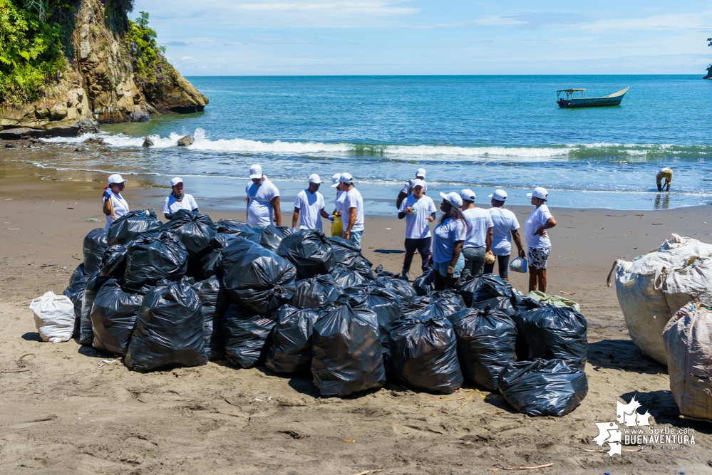 Se realizó con éxito una jornada de limpieza de la playa San Pedro con Asogesampa y Cempre