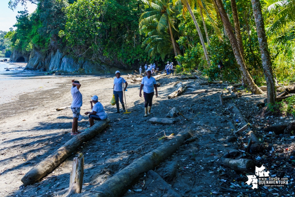 Se realizó con éxito una jornada de limpieza de la playa San Pedro con Asogesampa y Cempre