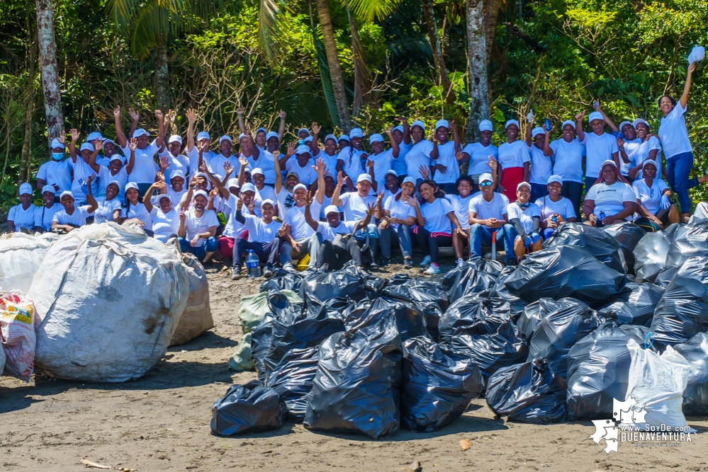 Se realizó con éxito una jornada de limpieza de la playa San Pedro con Asogesampa y Cempre