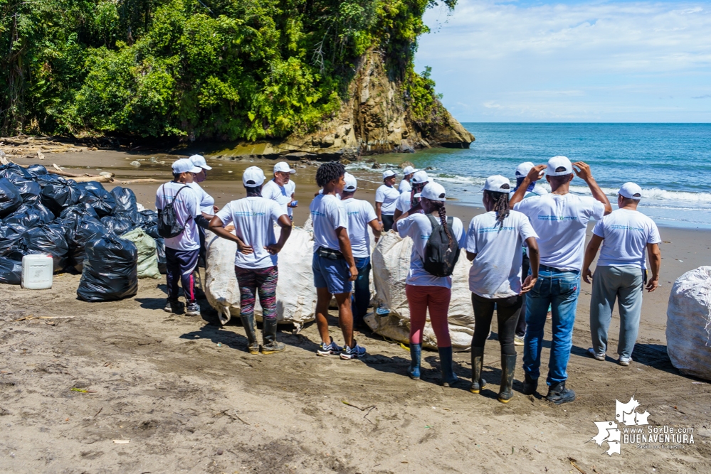 Se realizó con éxito una jornada de limpieza de la playa San Pedro con Asogesampa y Cempre