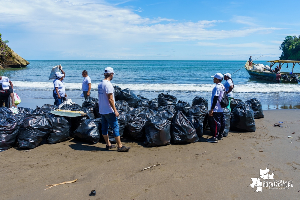 Se realizó con éxito una jornada de limpieza de la playa San Pedro con Asogesampa y Cempre