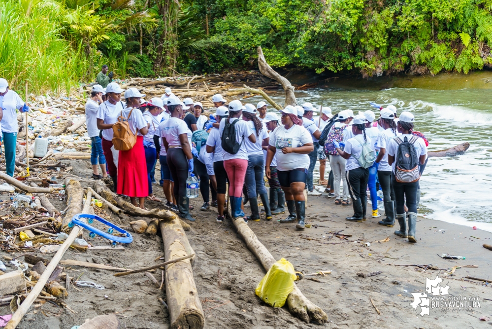 Se realizó con éxito una jornada de limpieza de la playa San Pedro con Asogesampa y Cempre