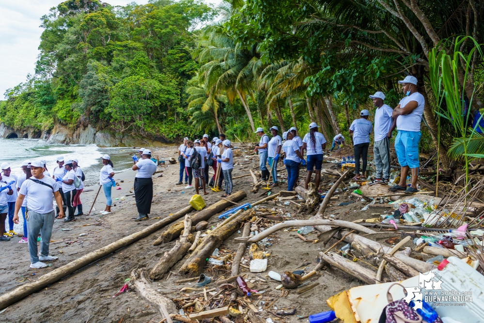 Se realizó con éxito una jornada de limpieza de la playa San Pedro con Asogesampa y Cempre