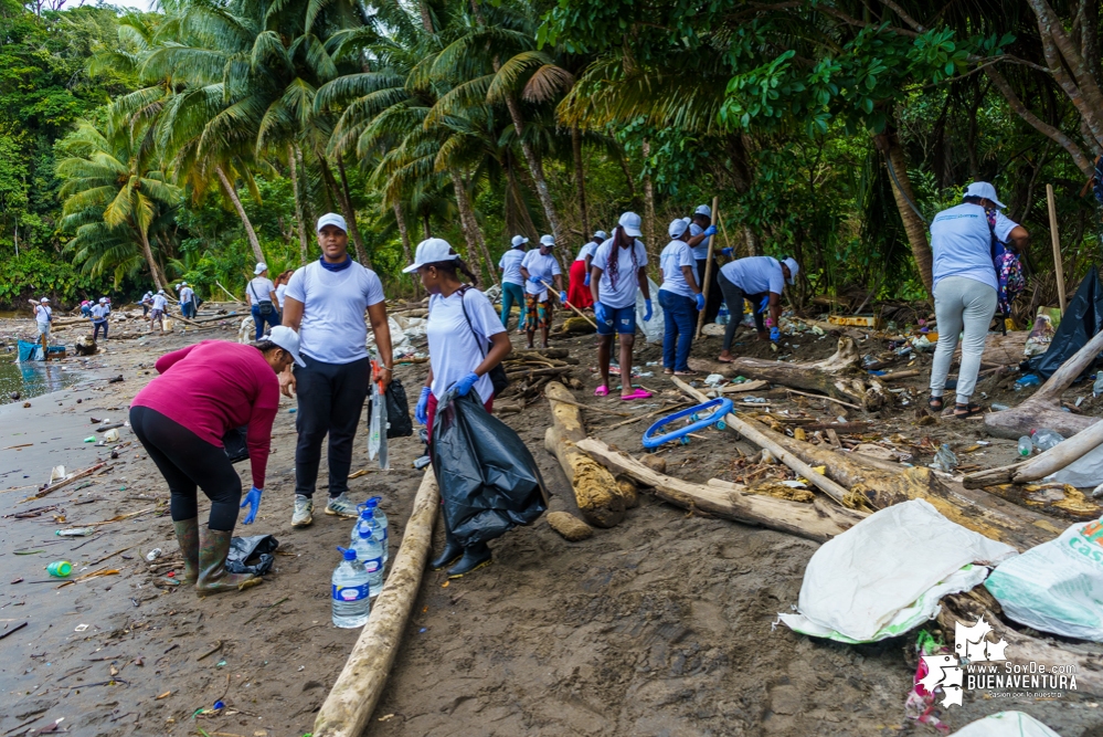 Se realizó con éxito una jornada de limpieza de la playa San Pedro con Asogesampa y Cempre