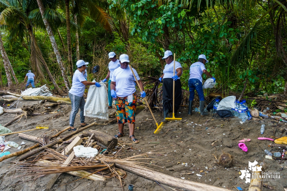 Se realizó con éxito una jornada de limpieza de la playa San Pedro con Asogesampa y Cempre