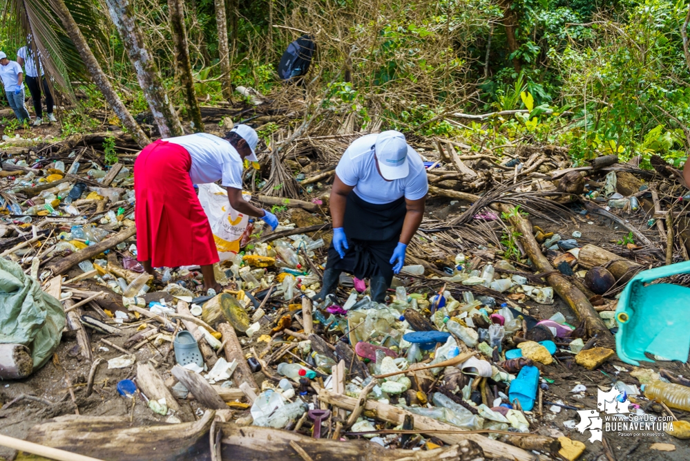 Se realizó con éxito una jornada de limpieza de la playa San Pedro con Asogesampa y Cempre