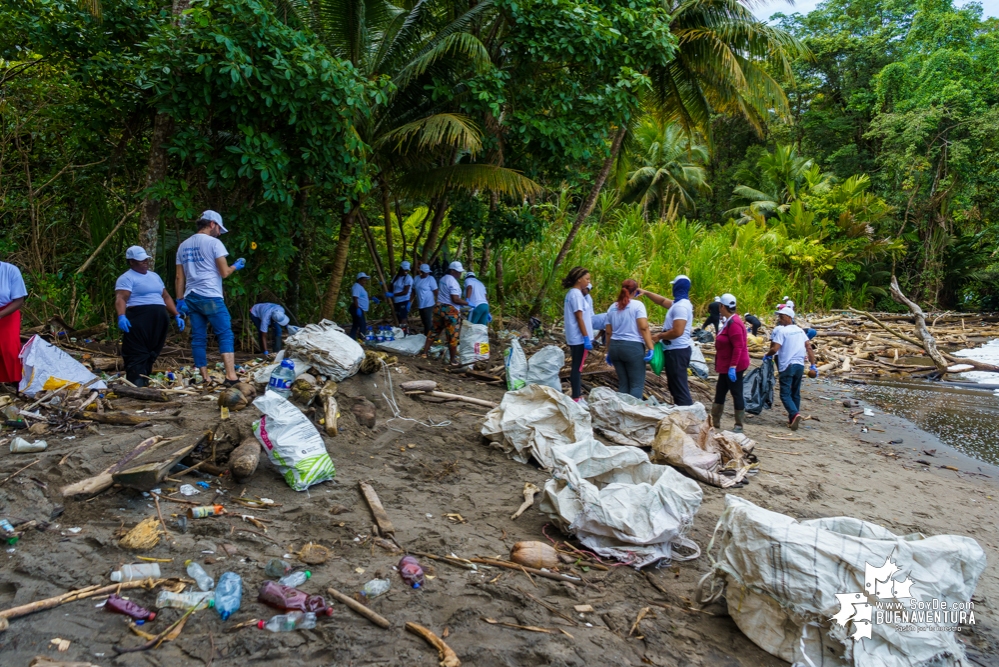 Se realizó con éxito una jornada de limpieza de la playa San Pedro con Asogesampa y Cempre