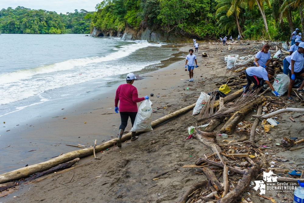 Se realizó con éxito una jornada de limpieza de la playa San Pedro con Asogesampa y Cempre