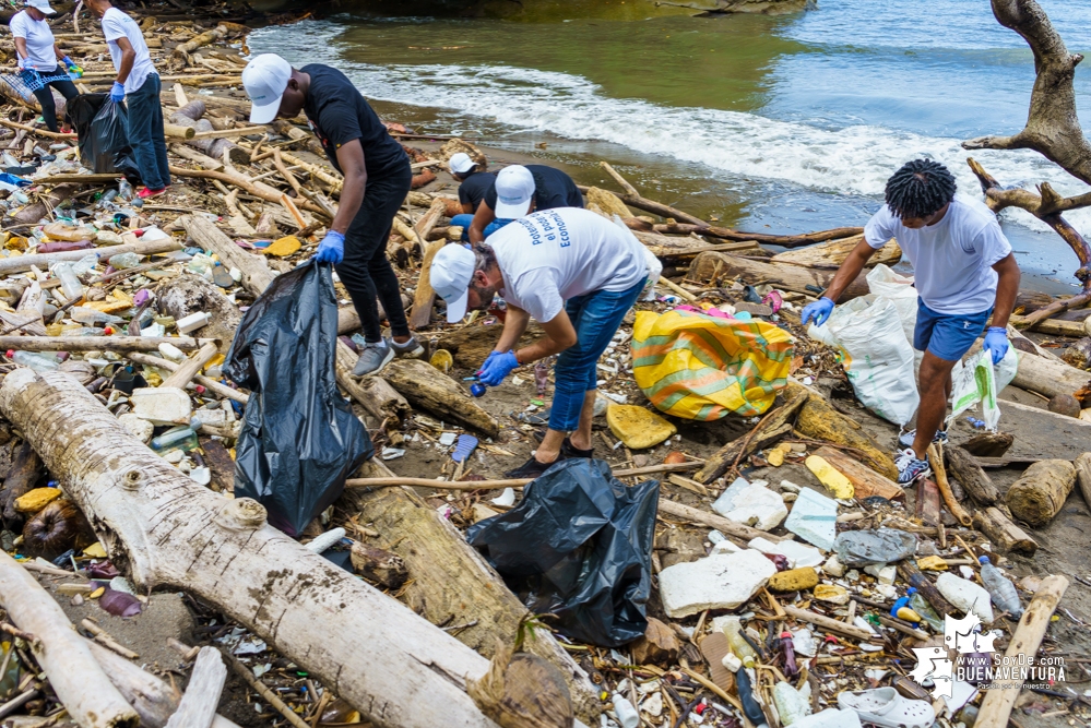 Se realizó con éxito una jornada de limpieza de la playa San Pedro con Asogesampa y Cempre