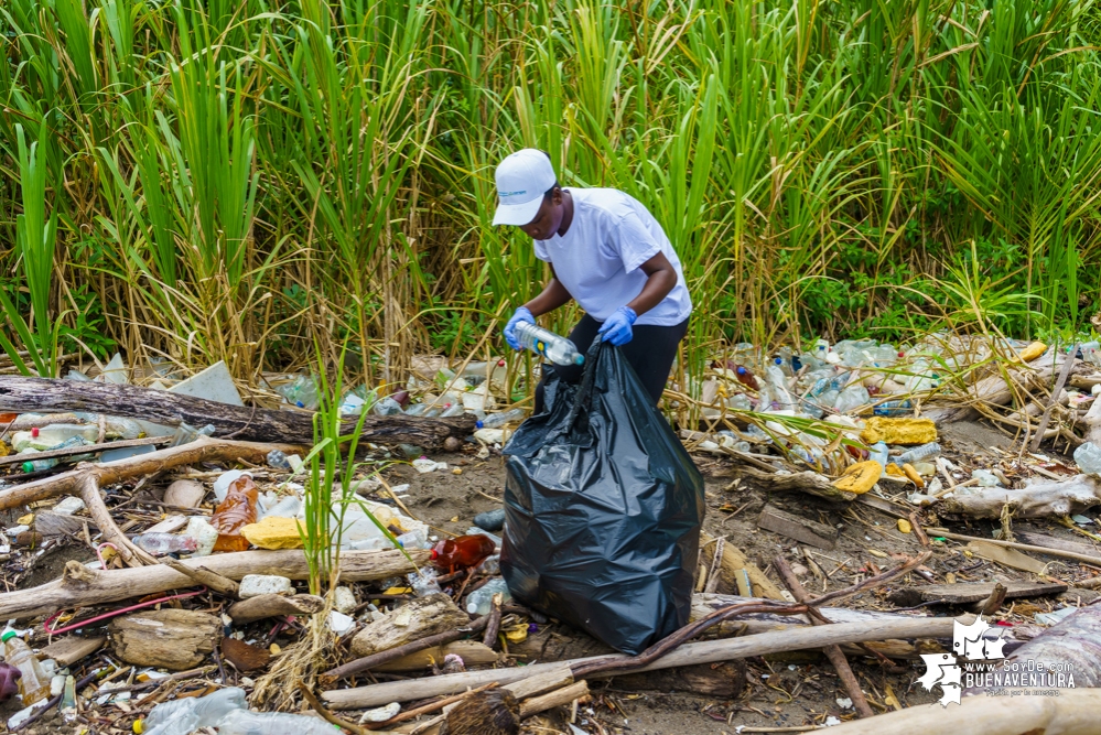 Se realizó con éxito una jornada de limpieza de la playa San Pedro con Asogesampa y Cempre