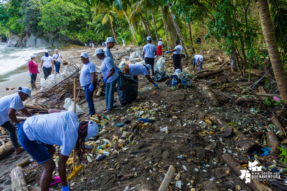 Se realizó con éxito una jornada de limpieza de la playa San Pedro con Asogesampa y Cempre