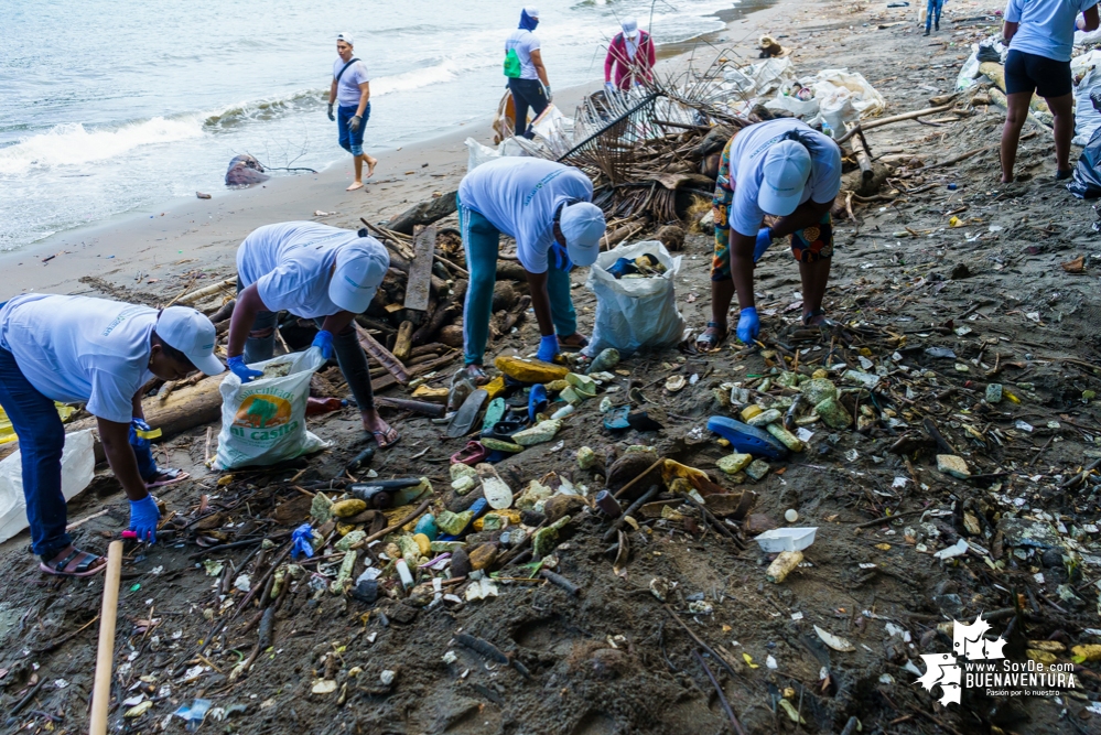 Se realizó con éxito una jornada de limpieza de la playa San Pedro con Asogesampa y Cempre