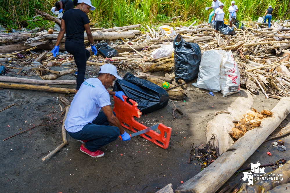 Se realizó con éxito una jornada de limpieza de la playa San Pedro con Asogesampa y Cempre