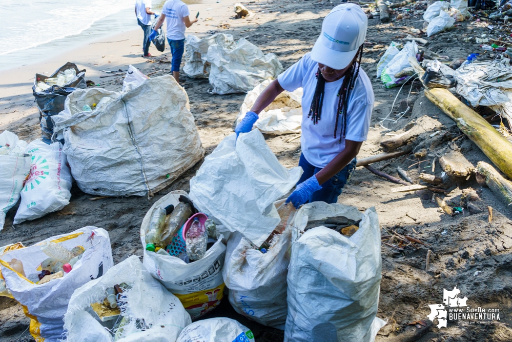 Se realizó con éxito una jornada de limpieza de la playa San Pedro con Asogesampa y Cempre