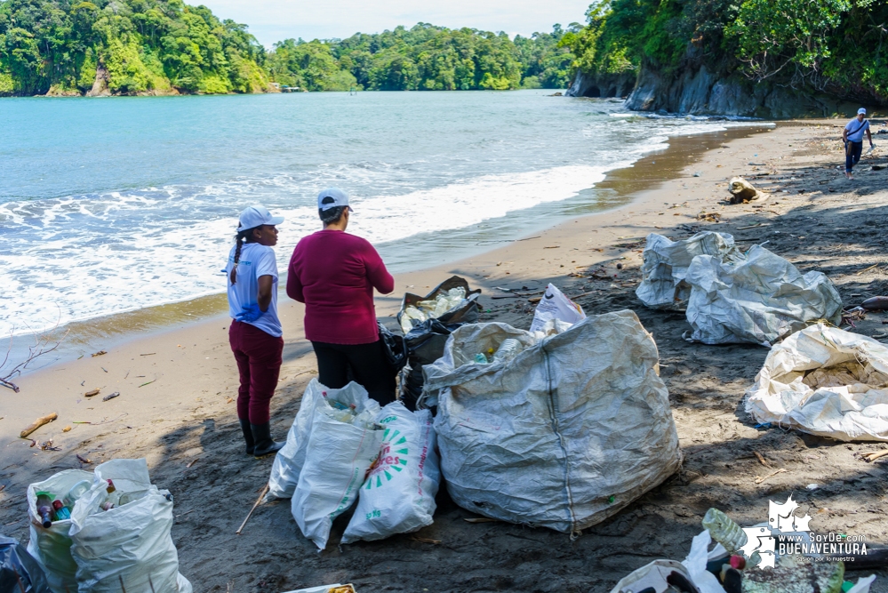 Se realizó con éxito una jornada de limpieza de la playa San Pedro con Asogesampa y Cempre