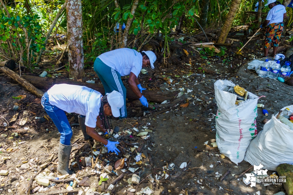 Se realizó con éxito una jornada de limpieza de la playa San Pedro con Asogesampa y Cempre