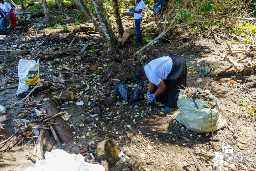 Se realizó con éxito una jornada de limpieza de la playa San Pedro con Asogesampa y Cempre