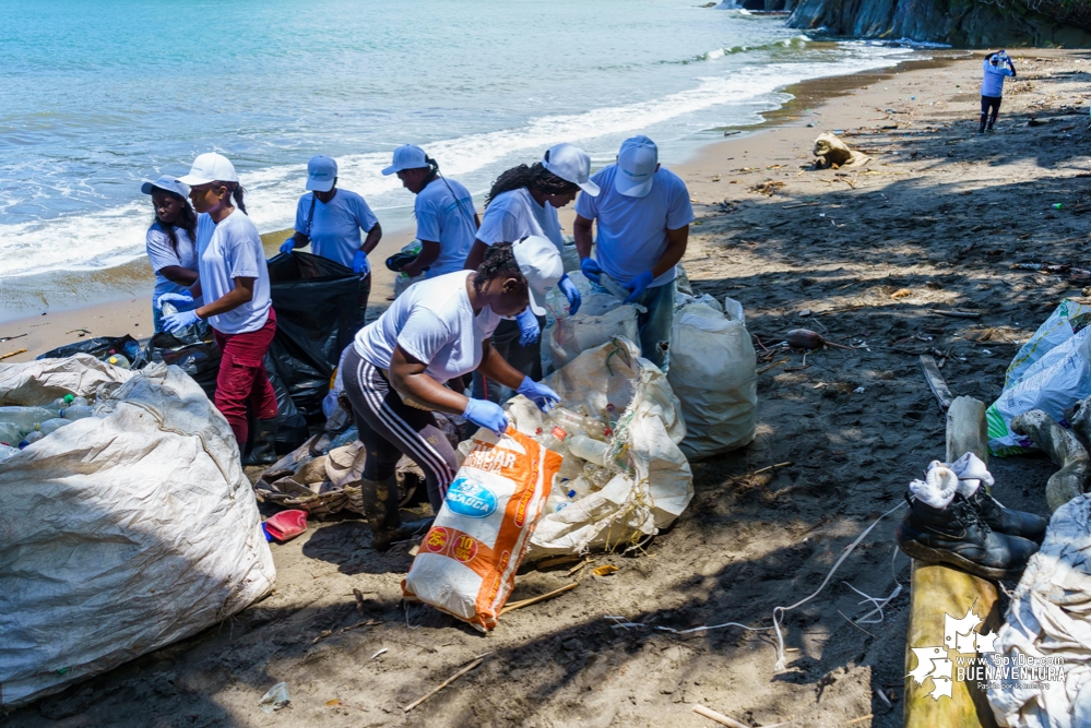 Se realizó con éxito una jornada de limpieza de la playa San Pedro con Asogesampa y Cempre