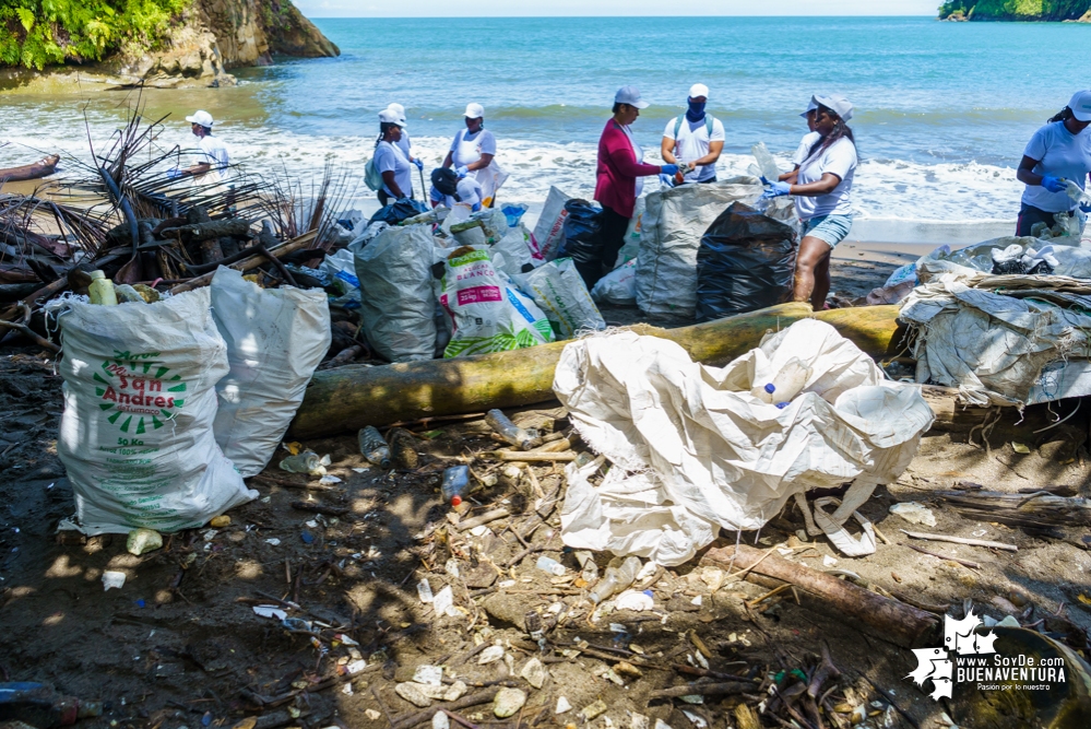 Se realizó con éxito una jornada de limpieza de la playa San Pedro con Asogesampa y Cempre