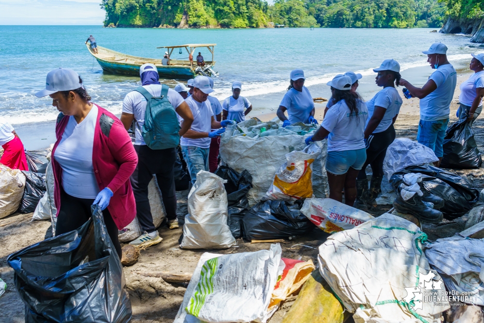 Se realizó con éxito una jornada de limpieza de la playa San Pedro con Asogesampa y Cempre