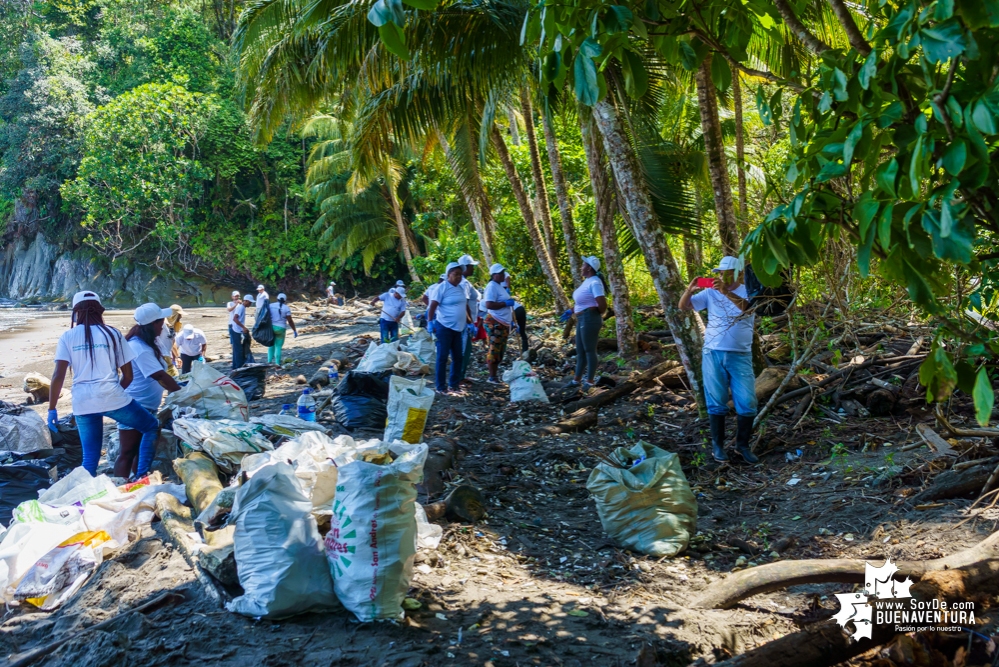 Se realizó con éxito una jornada de limpieza de la playa San Pedro con Asogesampa y Cempre