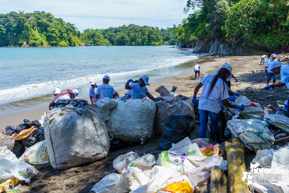 Se realizó con éxito una jornada de limpieza de la playa San Pedro con Asogesampa y Cempre