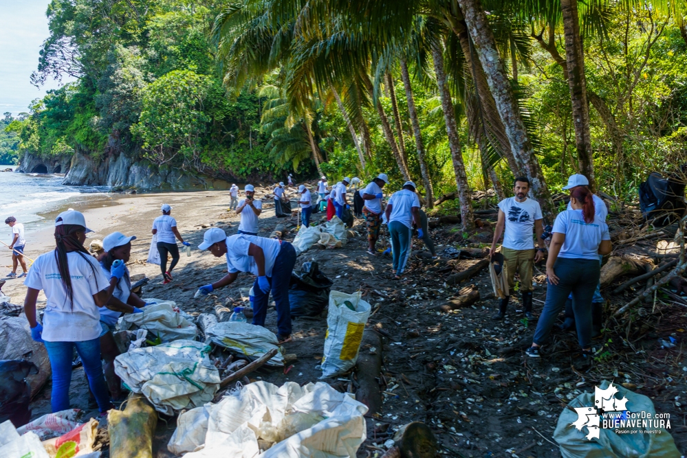 Se realizó con éxito una jornada de limpieza de la playa San Pedro con Asogesampa y Cempre