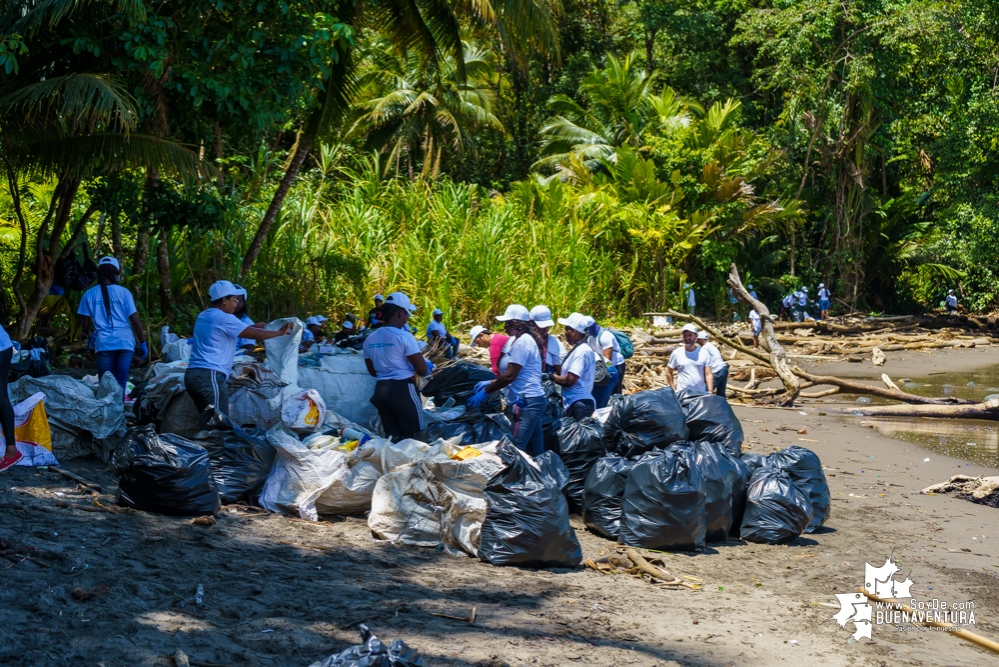 Se realizó con éxito una jornada de limpieza de la playa San Pedro con Asogesampa y Cempre