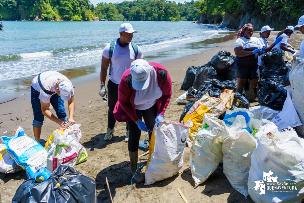 Se realizó con éxito una jornada de limpieza de la playa San Pedro con Asogesampa y Cempre