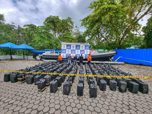 Fueron incautadas más de tres toneladas de cocaína transportadas en un semisumergible cerca de Tumaco