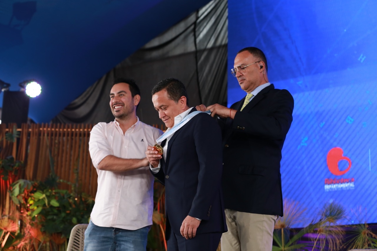 Yuri Buenaventura es condecorado por la Gobernación del Valle del Cauca con la Medalla al Mérito “María de Jorge Isaacs”