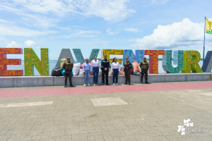 Con más de 100.000 unidades, la Policía se suma a la construcción del mural más grande del mundo con tapas plásticas en Buenaventura