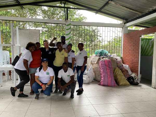 Entregan tablas de bingo a cambio de reciclaje como estrategia educativa jornada ambiental en Villa Estela, Buenaventura