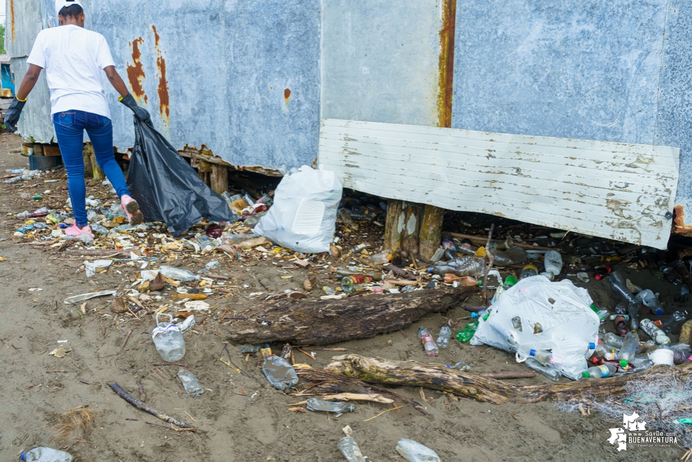 La Asociación de Gestores Ambientales del Pacífico realizó jornada de limpieza de playas en La Bocana en el sector de Changai