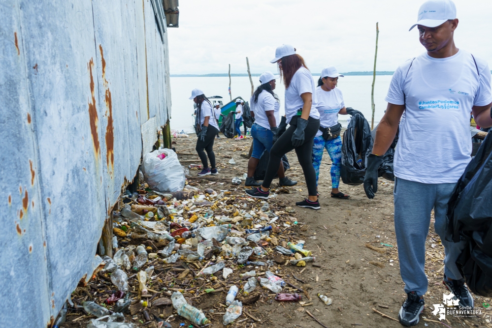 La Asociación de Gestores Ambientales del Pacífico realizó jornada de limpieza de playas en La Bocana en el sector de Changai