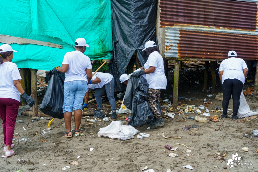 La Asociación de Gestores Ambientales del Pacífico realizó jornada de limpieza de playas en La Bocana en el sector de Changai